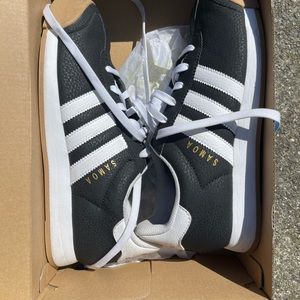 Adidas Samoa blk/white sz 6.5 boys, 8 women’s